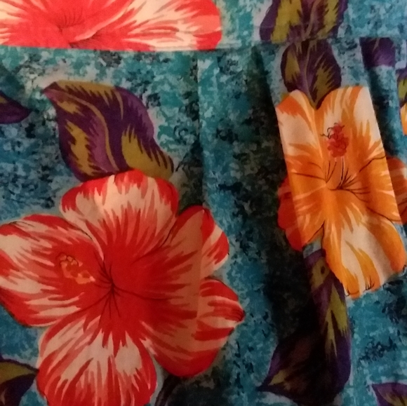 Basic Essentials BE Top MEDIUM Hawaiian Theme Ca. 1990s HIBISCUS MOTIF EUC - Picture 6 of 6